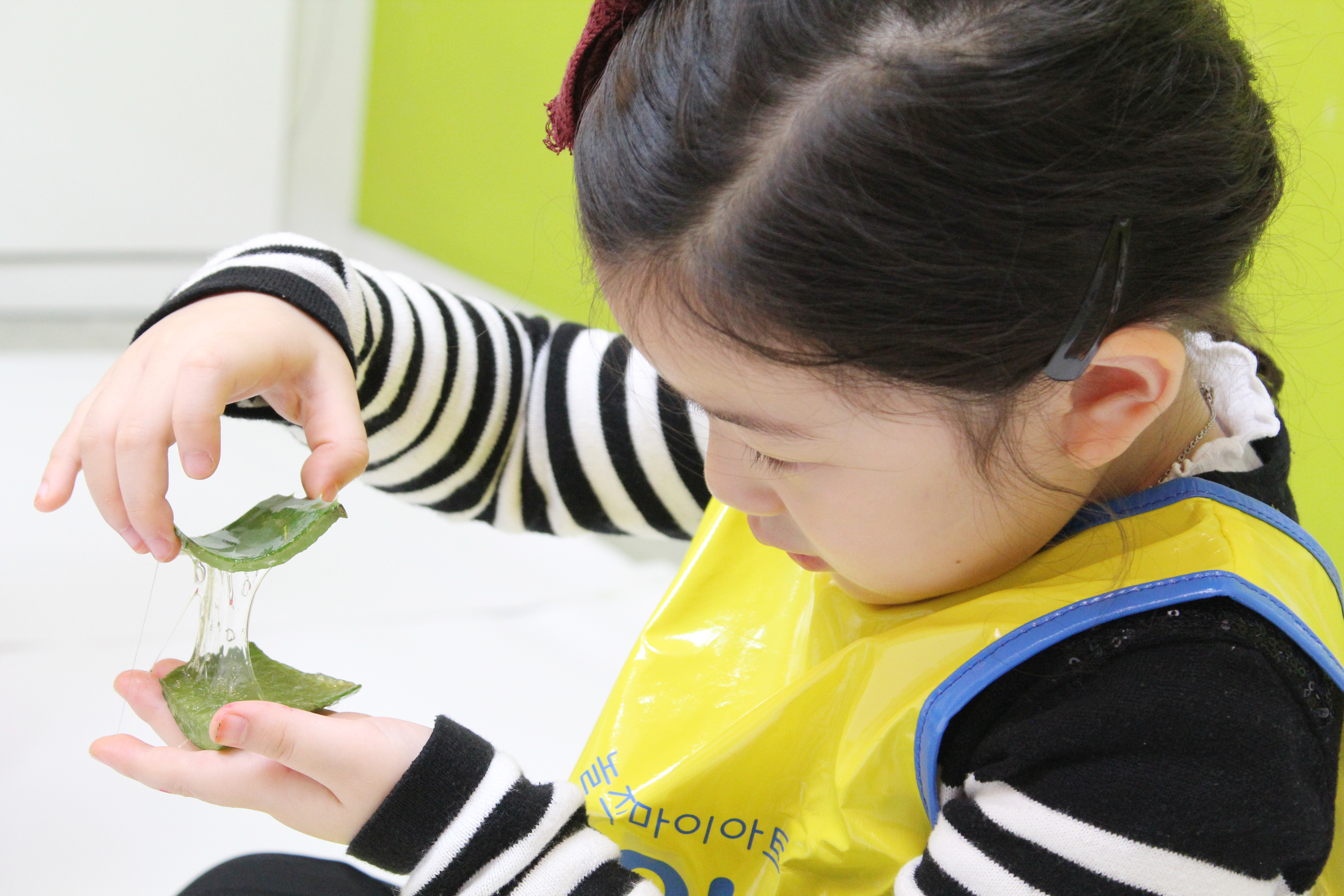 Children exploring real materials at Noljak